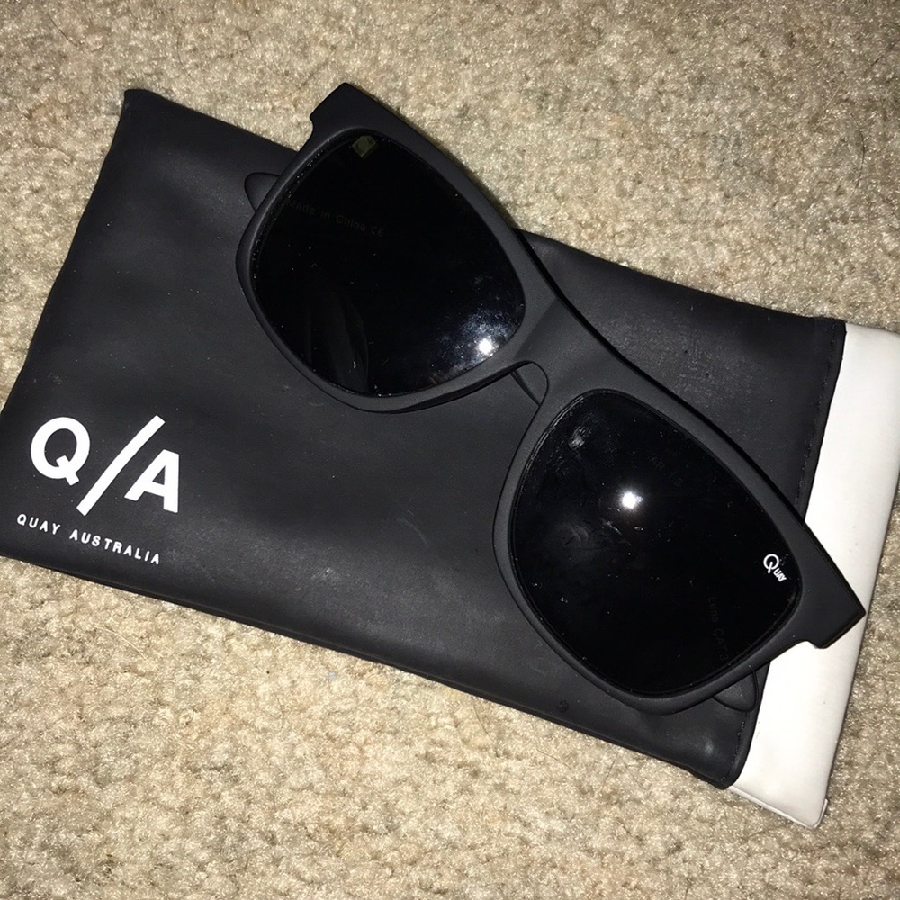 Quay Black Sunnies